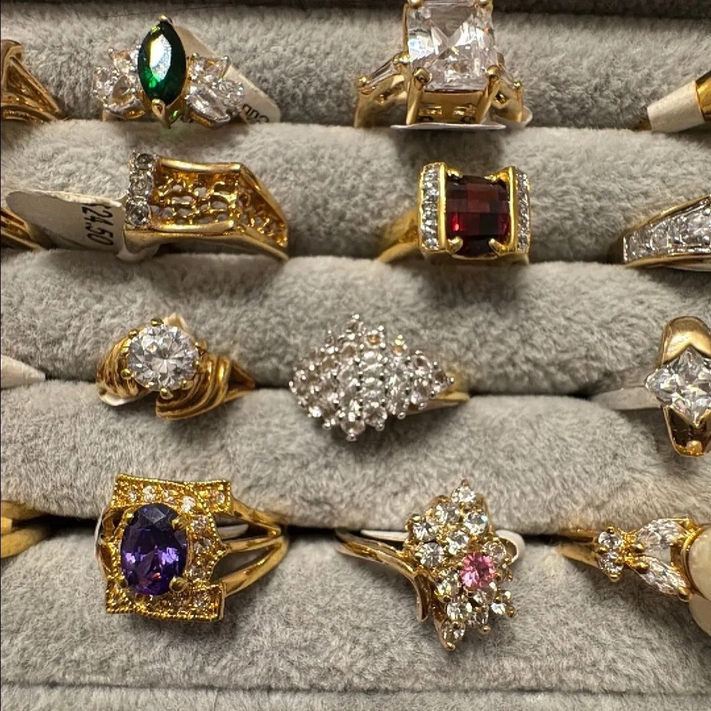 Elegant Gold and Gemstone Women's Ring